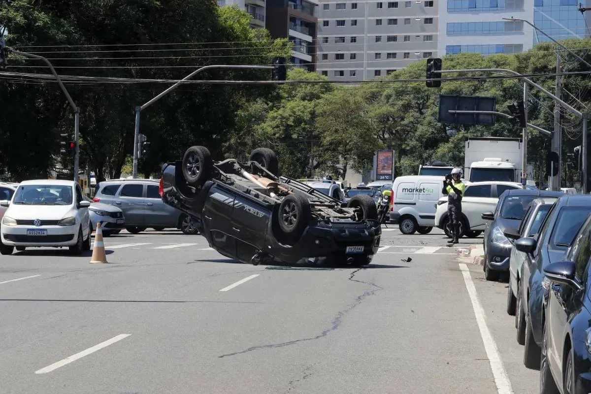 Imagem mostra um acidente entre dois veículos em Curitiba.
