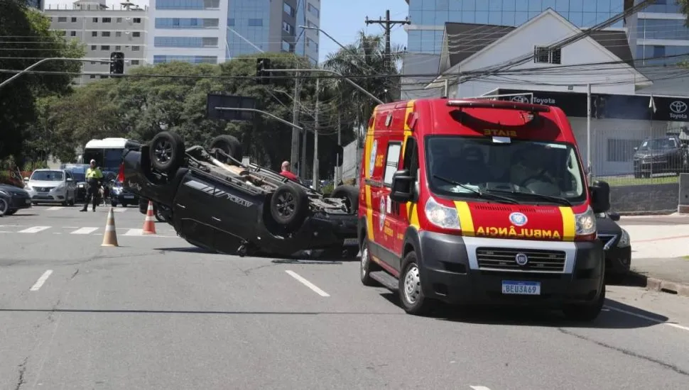 Imagem mostra um acidente entre dois veículos em Curitiba.