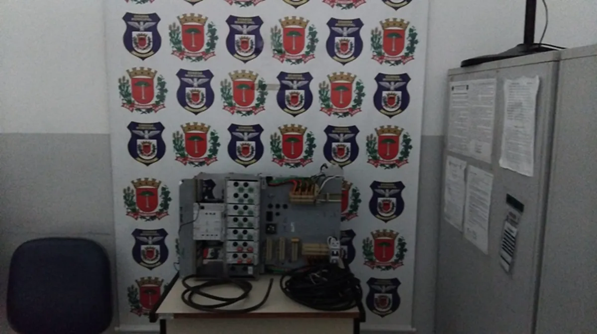 Controlador de semáforo recuperado de furto em Curitiba