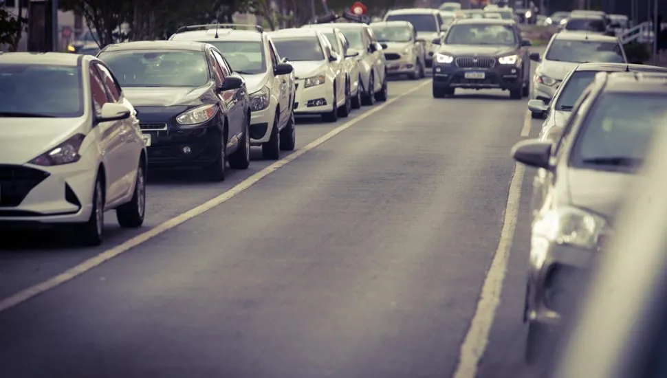 Imagem mostra carros parados
