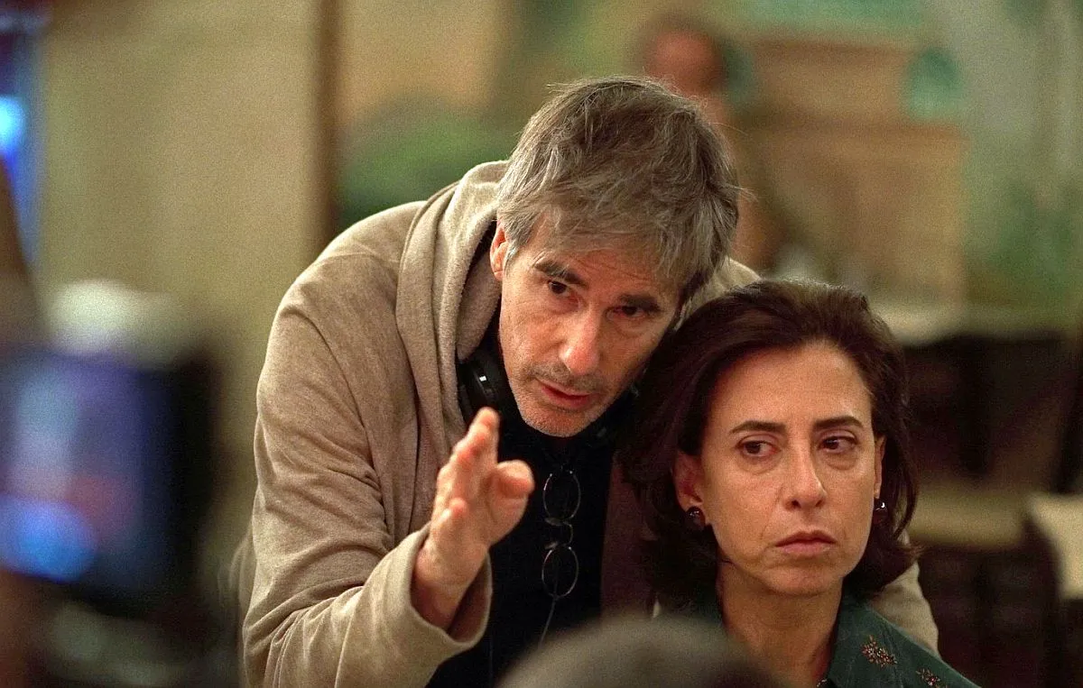 Imagem mostra o diretor Walter Salles conversando com Fernanda Torres, indicada ao Oscar por Ainda Estou Aqui