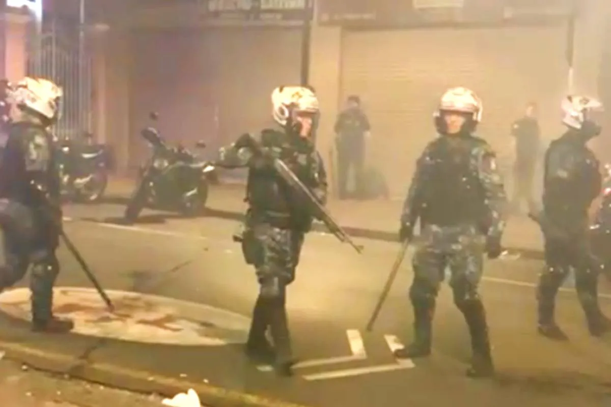 Imagem mostra guardas municipais dissipando um tumulto durante o Carnaval em Curitiba.