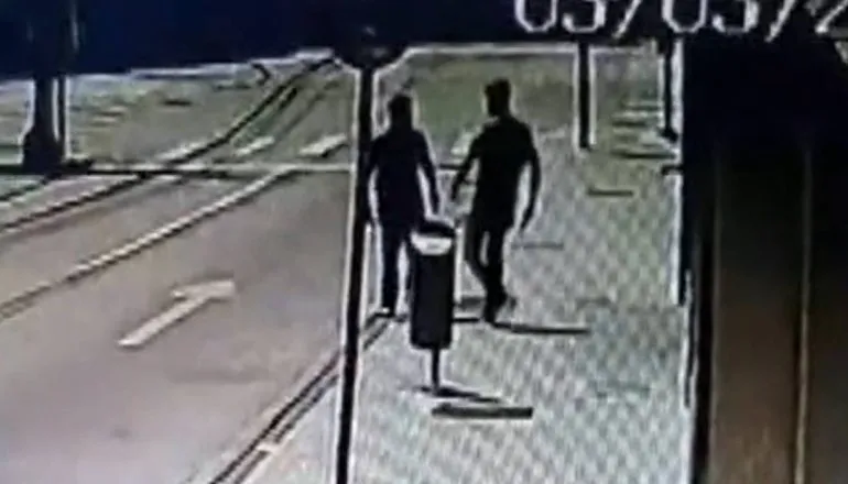 Imagem de câmera de segurança mostra a briga entre os dois antes do crime, em plena luz do dia.