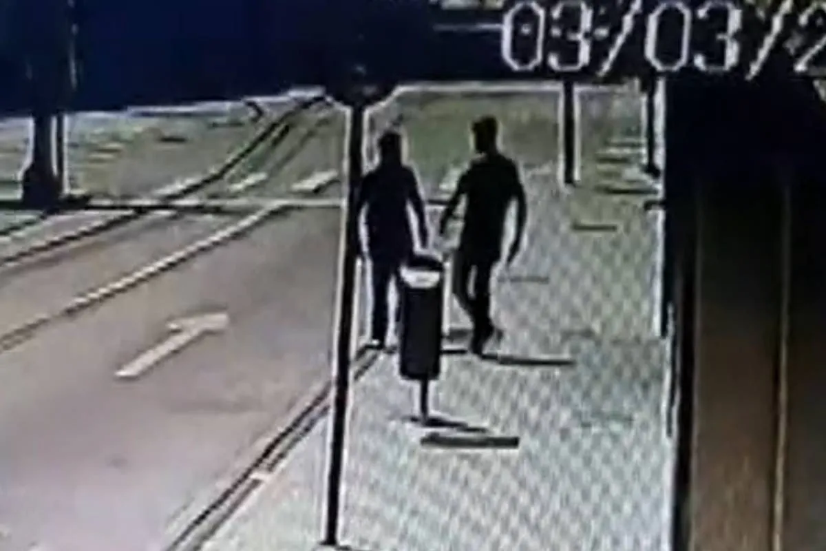 Imagem de câmera de segurança mostra a briga entre os dois antes do crime, em plena luz do dia.