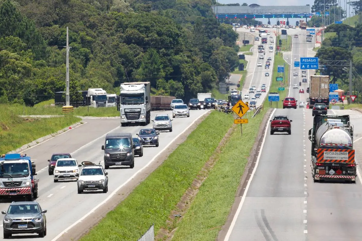 Imagem mostra o trânsito na BR-277