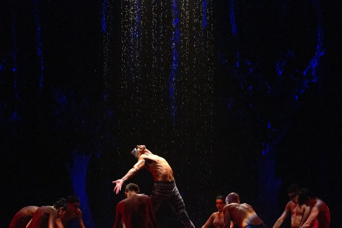 Imagem mostra encenação de espetáculo de dança em Curitiba