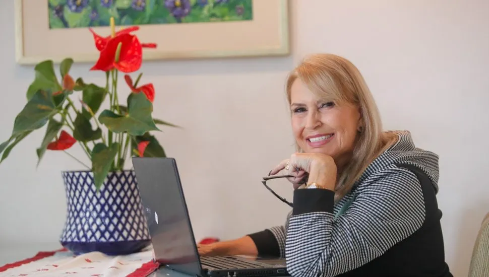 Na imagem, Mara Cornelsen, jornalista pioneira da área policial em Curitiba