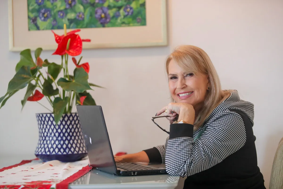 Na imagem, Mara Cornelsen, jornalista pioneira da área policial em Curitiba