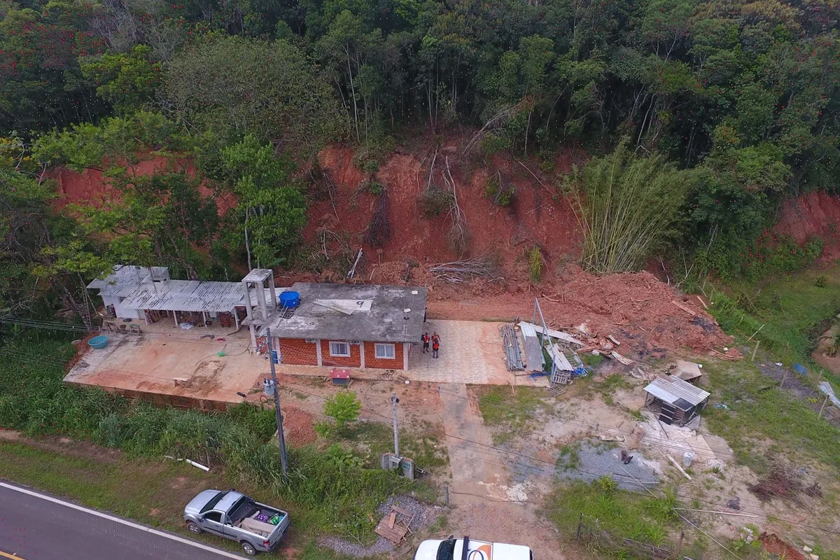 Imagem mostra casa afetada por chuva forte em Morretes, no litoral do Paraná