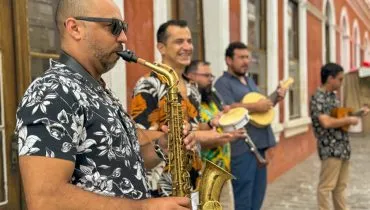 Grupo É no Choro que Eu Vou se apresentando em Curitiba
