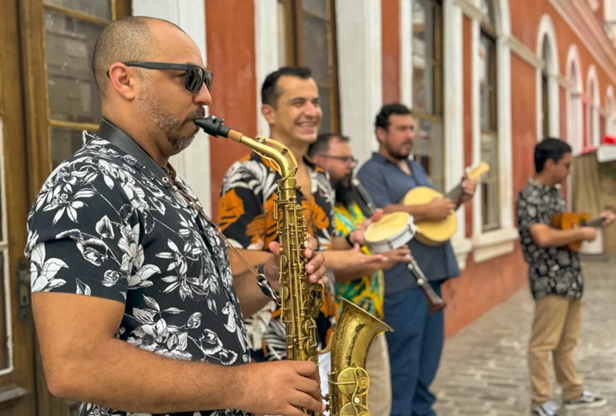 Grupo É no Choro que Eu Vou se apresentando em Curitiba