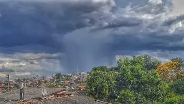 Nuvens carregadas se aproximam de Curitiba e região