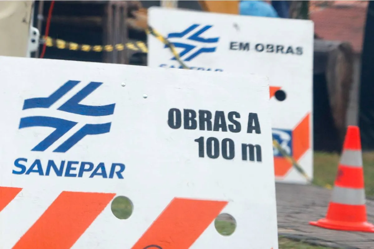 Imagem mostra uma placa de obra da Sanepar