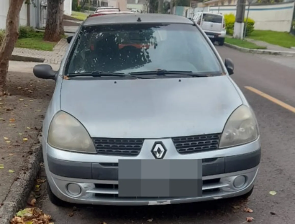 Carro abandonado em bairro de Curitiba