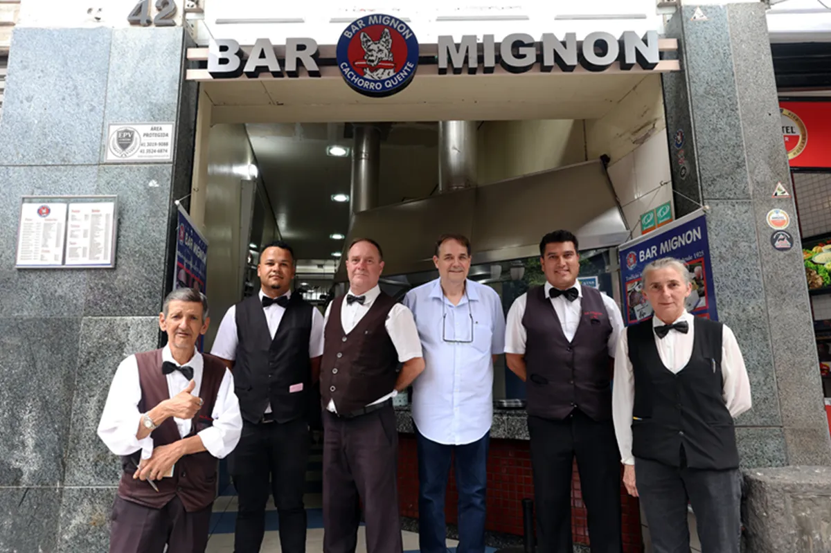 Paulo Cordeiro, marido de Sílvia Amatuzzi e atual proprietário do Bar Mignon junto com funcionários.