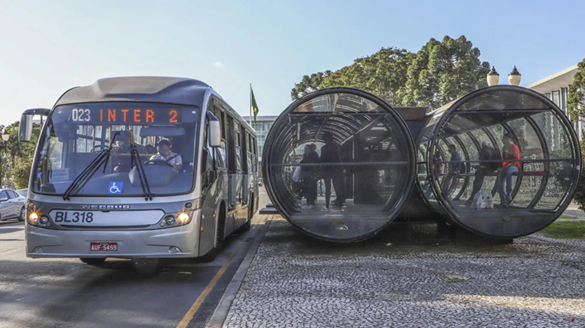 Imagem mostra ônibus de Curitiba e estação-tubo no Centro