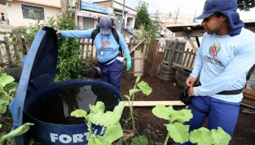 Agentes fiscalizam casas em Curitiba em busca de focos de dengue
