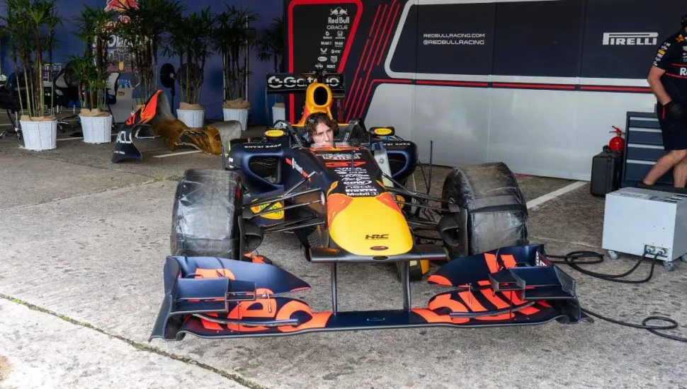 Imagem mostra um carro de fórmula 1 em Curitiba