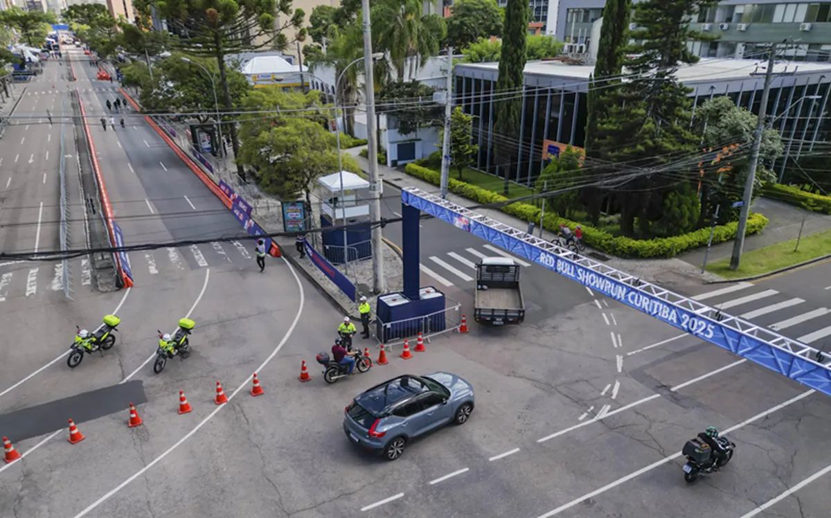 Bloqueios na Avenida Cândido de Abreu, em Curitiba, para Red Bull Showrun