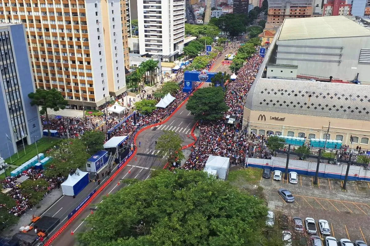 Imagem mostra a Avenida Cândido de Abreu lotada em Curitiba para evento da Red Bull Showrun