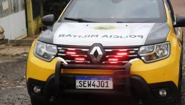 Imagem mostra uma viatura da Polícia Militar.
