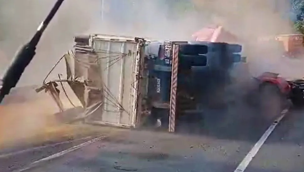 Imagem mostra um caminhão acidentado bloqueando a BR-376