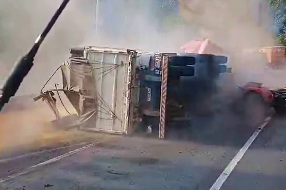 Imagem mostra um caminhão acidentado bloqueando a BR-376