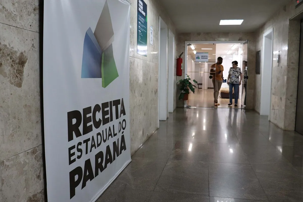 Imagem mostra cartaz da Receita Estadual do Paraná