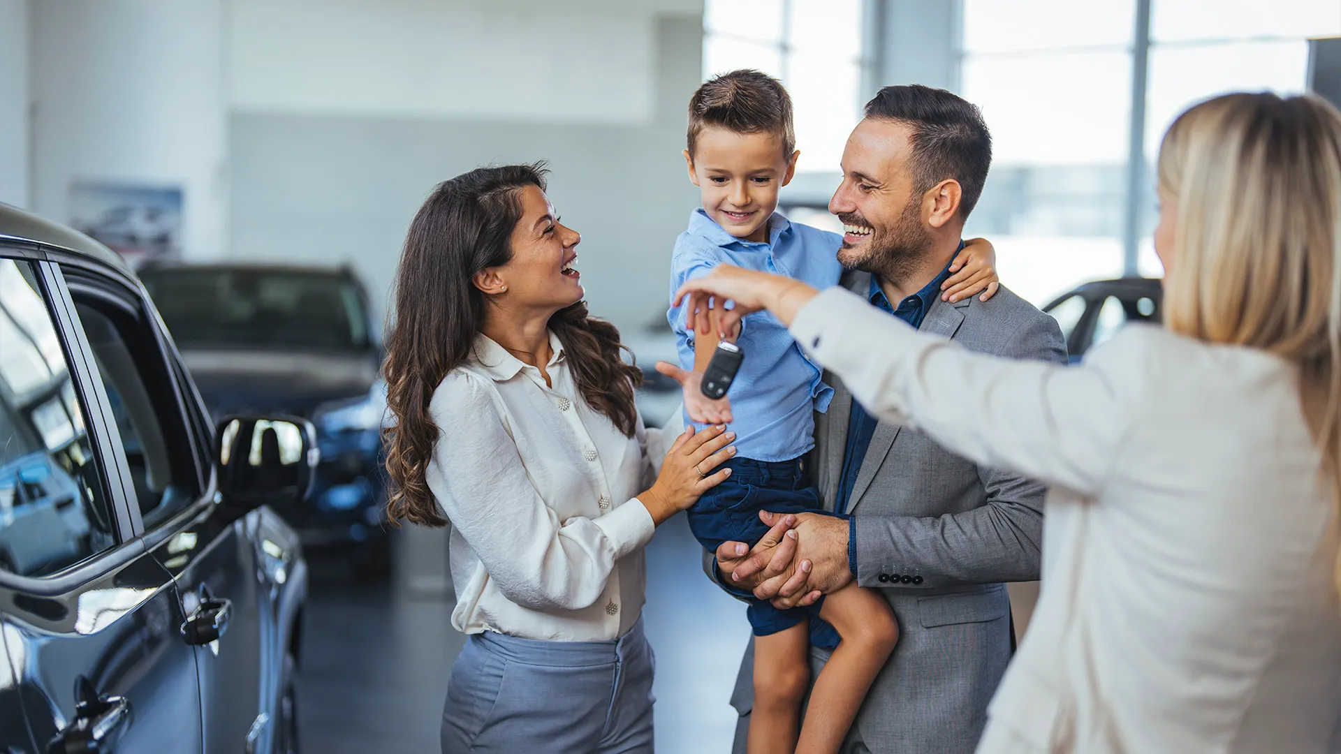 O atendimento especializado garante que cada cliente receba orientação personalizada, desde a seleção do carro até a finalização do processo de compra.
