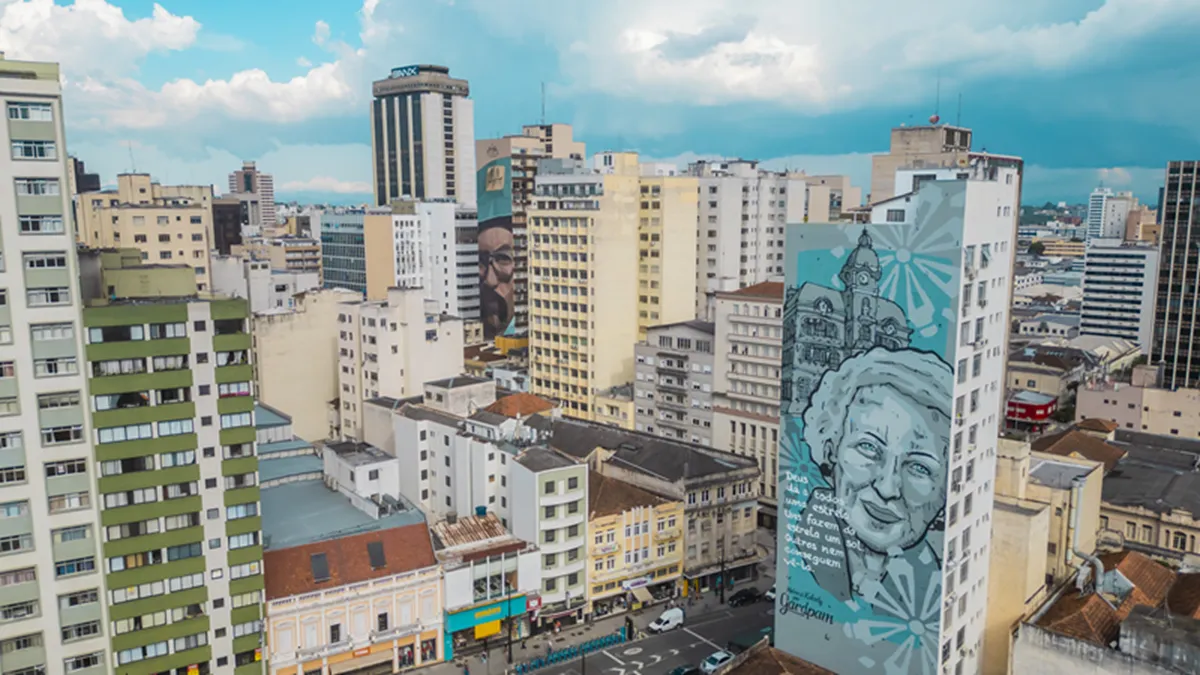 Imagem mostra prédios no Centro de Curitiba