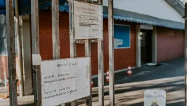 Imagem mostra portão de escola municipal de Curitiba