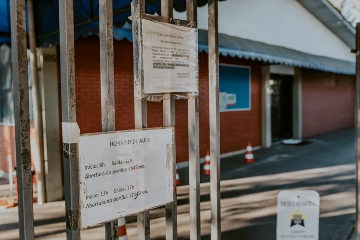 Imagem mostra portão de escola municipal de Curitiba