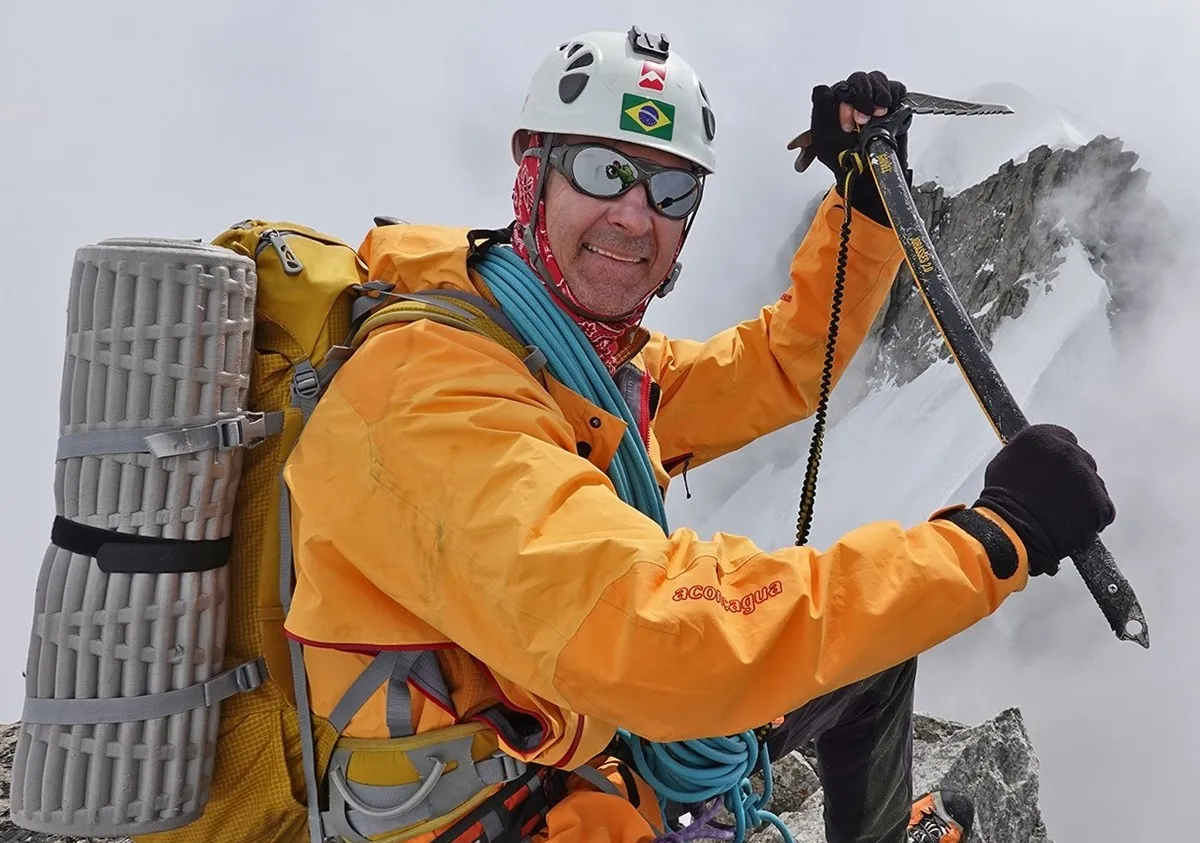 Imagem mostra paranaense Waldemar Niclevicz escalando o Monte Everest