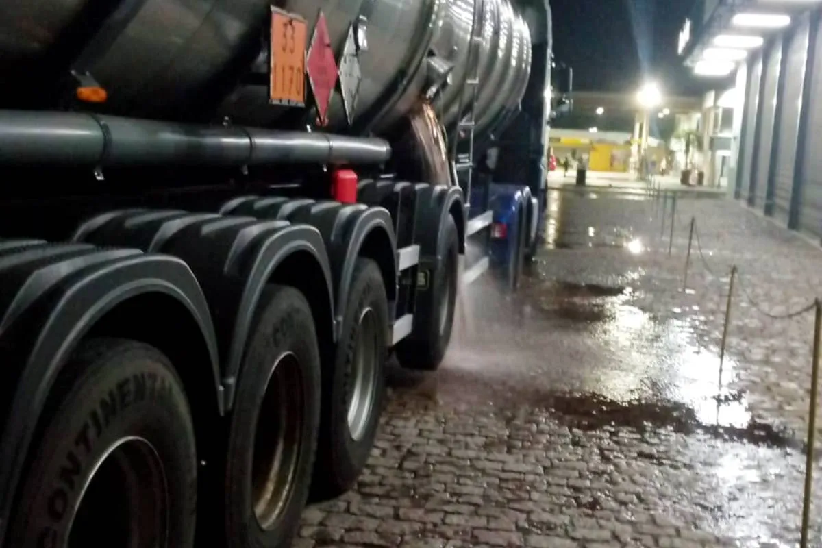 Imagem mostra um caminhão de combustível com vazamento de etanol