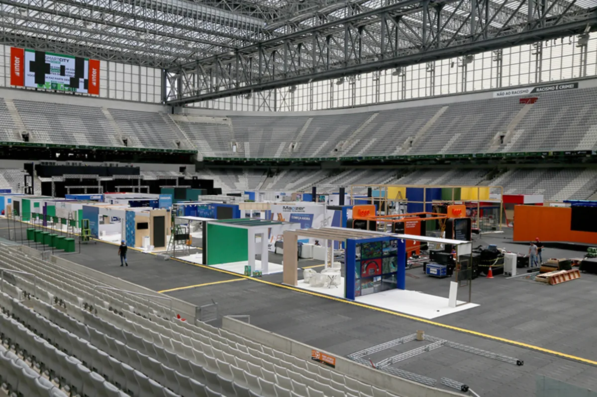 Montagem dos estandes da Smart City Expo Curitiba 2025
