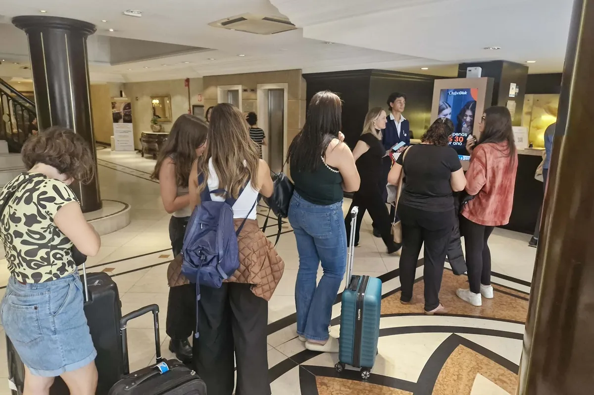 Fila para recepção de hotel em Curitiba
