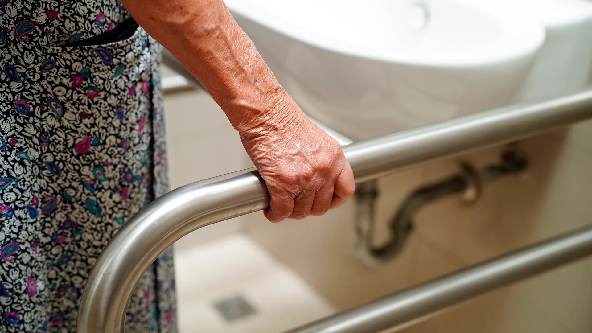 Com barras de apoio e adaptações simples de segurança, é possível tornar o banho um momento de relaxamento e autonomia para idosos.