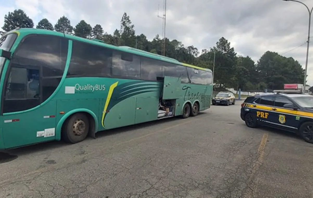 Ônibus clandestino é parado em Campina Grande do Sul