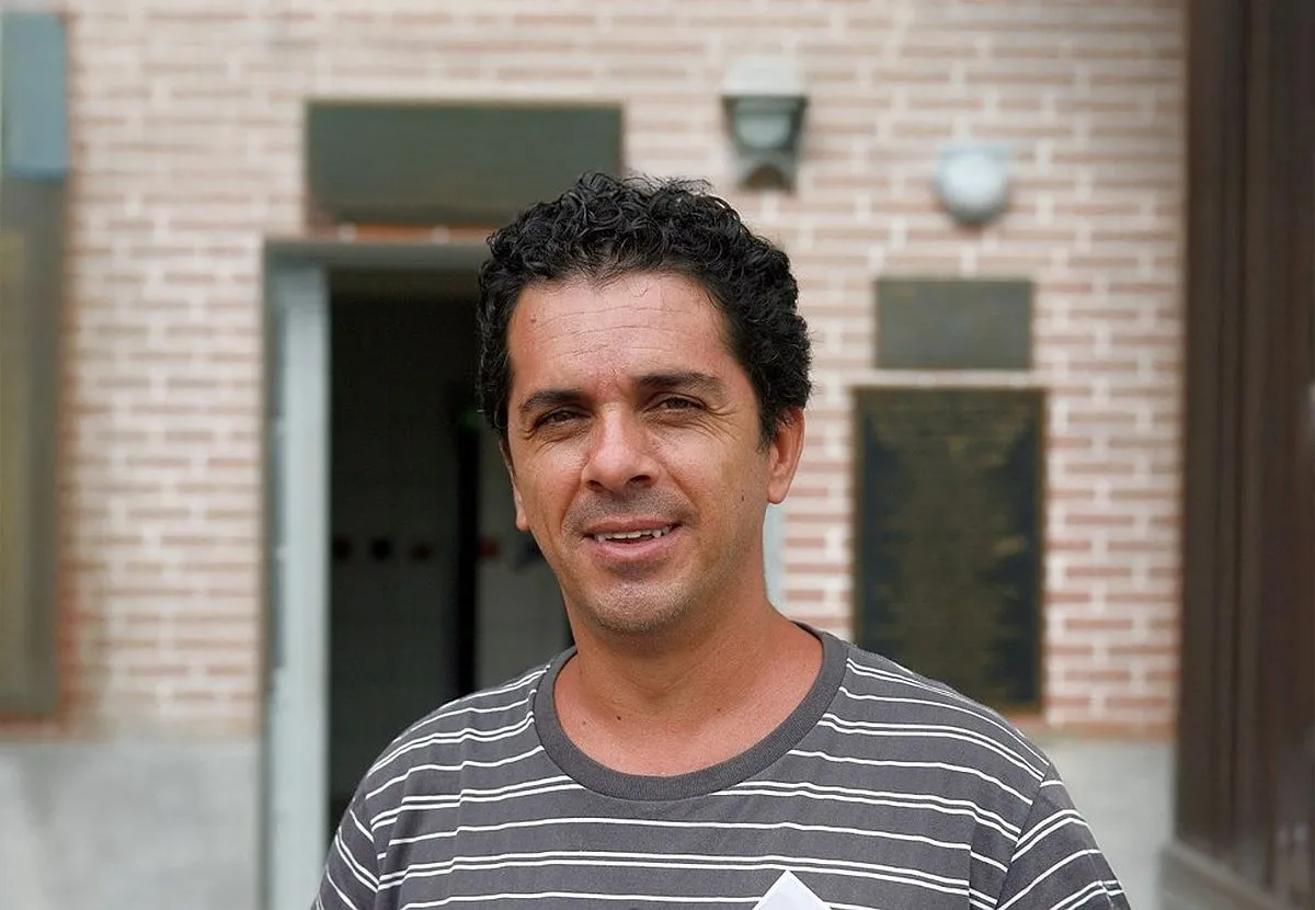 Repórter esportivo Willians LIma. Foto: Hedeson Alves / Gazeta do Povo. Imagem com fundo ampliado por IA