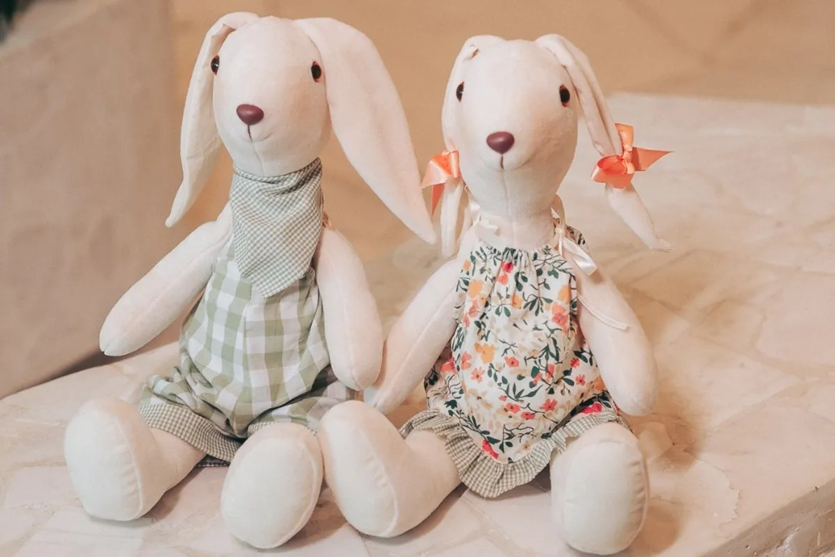 Coelhinhos de pelúcia de oficina do shopping Patio Batel, em Curitiba