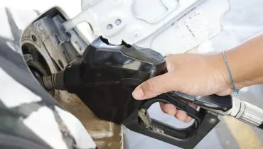 Veículo sendo abastecido em posto de combustível