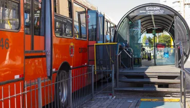 Estação-tubo de Curitiba conta com barreira contra fura-catraca