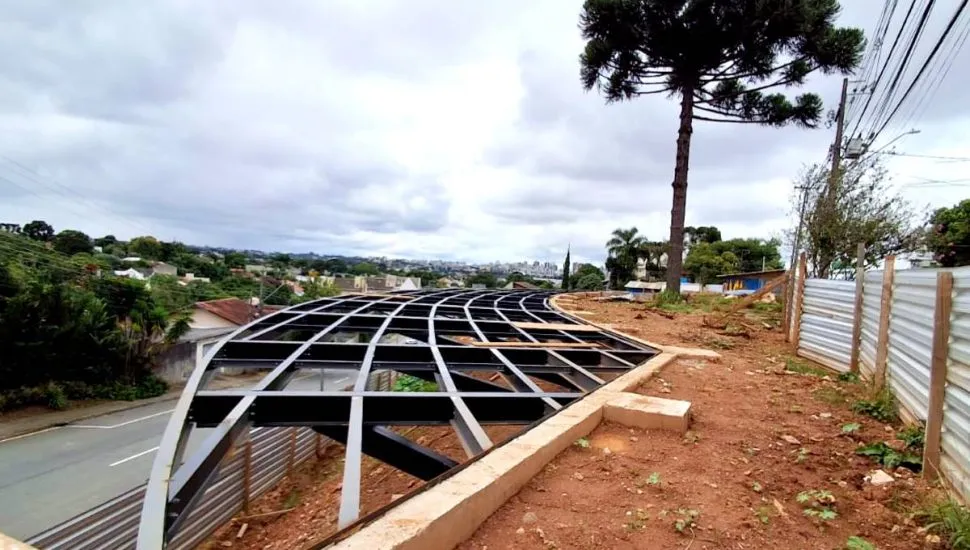 Imagem mostra o novo ponto turístico de Curitiba: a Praça Barcelona, um mirante para a Serra do Mar.