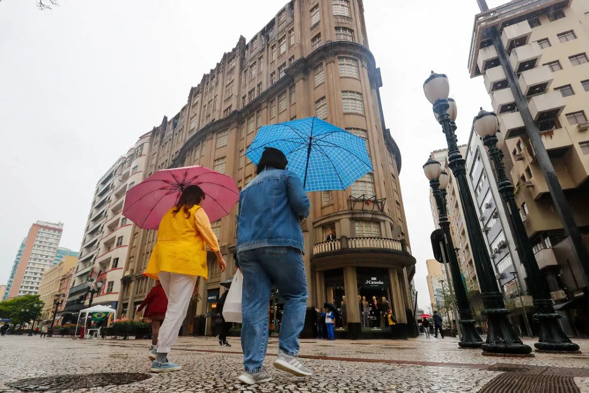 Imagem mostra um dia de chuva no Centro de Curitiba.
