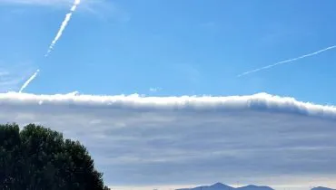 Imagem mostra um céu azul sendo coberto por uma nuvem do tipo Stratus.
