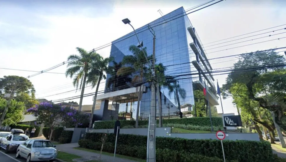 Imagem mostra um prédio espelhado em Curitiba