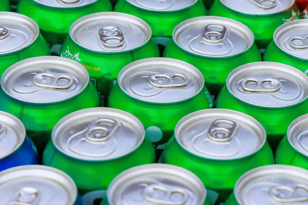 Imagem mostra latas enfileiradas