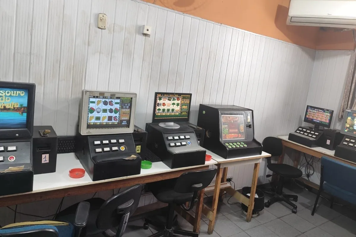 Máquinas caça-níqueis de cassino clandestino de Curitiba