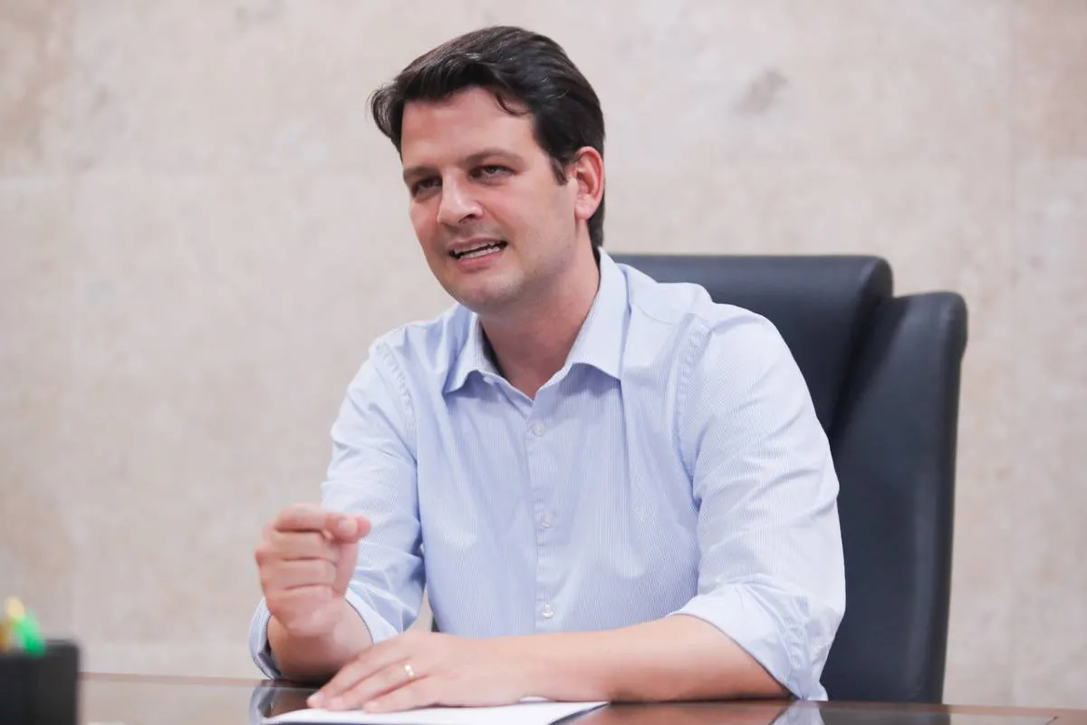 Imagem mostra Eduardo Pimentel, prefeito de Curitiba.