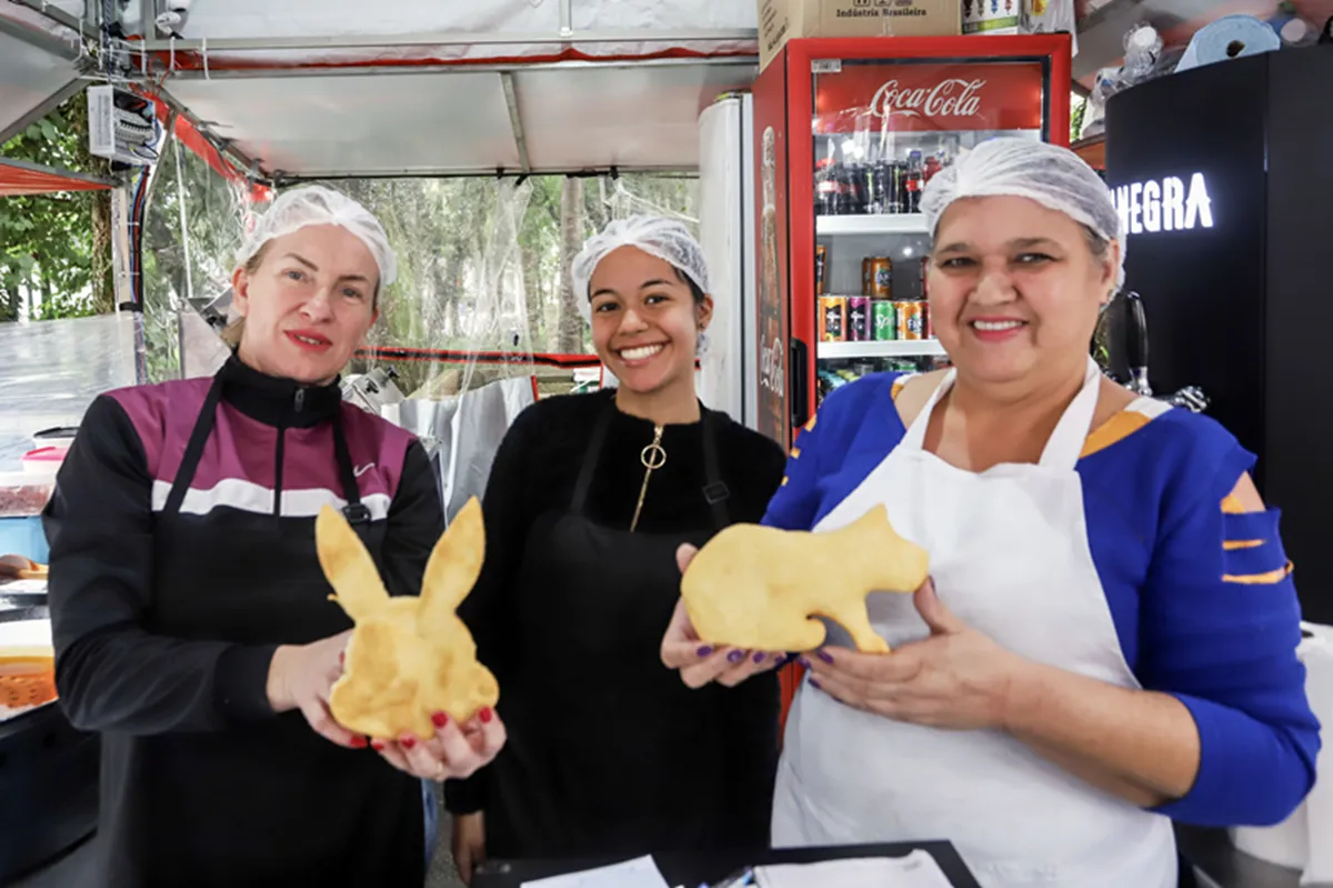 Barraquinha na Feira Osório, em Curitiba, vende pizza frita